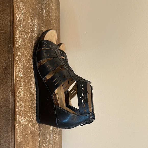 Black Cutout Sandals 7M - Picture 4 of 5